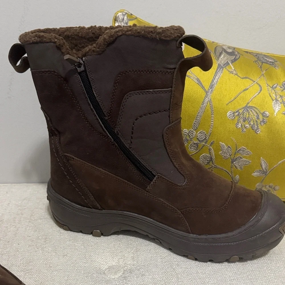 Like new INSULATED Brown Winter Boots with Fur Lining